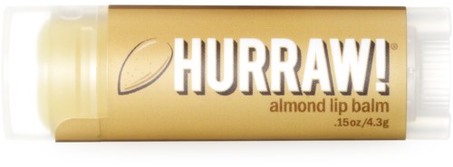 Ett guldfärgat rör med Hurraw! mandel läppbalsam, vitt text och en liten mandelikon.