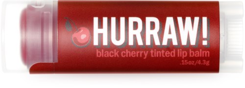 En läppbalsamrör märkt Hurraw! med körssmak, röd behållare och en cherry-logo.