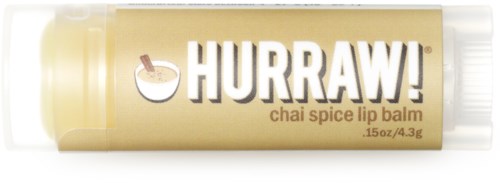 Guldfärgad läppbalsamtub med varumärket 'HURRAW!' och smak 'chai spice'.