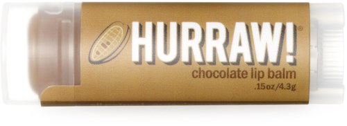 Lippenbalsem in een tube met goud en wit ontwerp, gelabeld "HURRAW! chocolate lip balm."