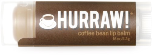 Lippenbalsem in een tube met koffieboon smaak, gemarkeerd "HURRAW!" en een koffiekop symbool.