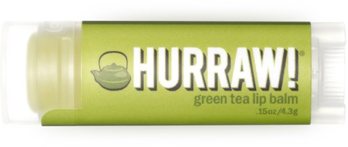Een groene thee lippenbalsem in stiftvorm met het label "HURRAW!" en een theepotlogo.