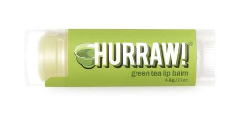 Een groene tube met 'HURRAW! green tea lip balm' en een witte dop, bevat lippenbalsem. Belangrijke elementen zijn het merk en de smaak.