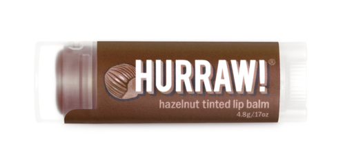 Lippenbalsem met Hurraw! hazelnootsmaak, in een bruin-witte tube.