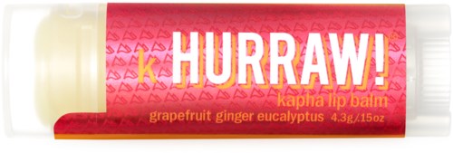 Lippenbalsem tube met een roze label met "HURRAW!" en smaken zoals grapefruit, gember en eucalyptus.