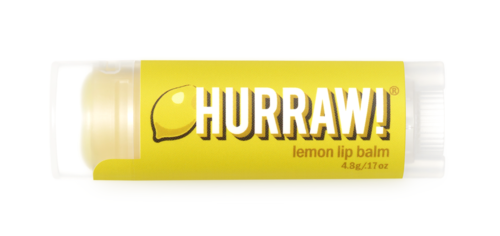 Een gele tube met witte en zwarte tekst, toont het merk Hurraw! lemon lip balm.