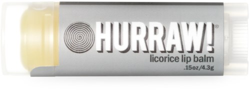 Een tube Hurraw! drop lippenbalsem met een witte dop en zilveren verpakking. Label heeft fette tekst en een ronde logo.