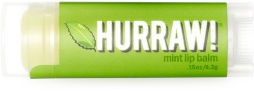 Een groene lipbalsemtube met de tekst "HURRAW!" en een bladillustratie, gelabeld als muntsmaak.