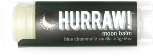 En tub märkt 'Hurraw! moon balm' med ingredienser blå kamomill och vanilj, 4,3 gram eller 0,15 ounces.