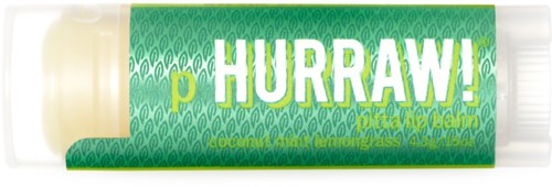 Een lippenbalsem met een groen label met 'Hurrah!' in grote, gekleurde letters, en wat kleinere tekst.