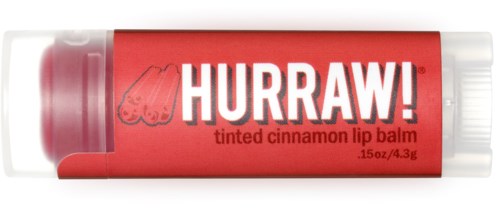 En röd läppbalsamtub märkt "HURRAW!" med kaneldoft och en liten bild av kanelstavar.