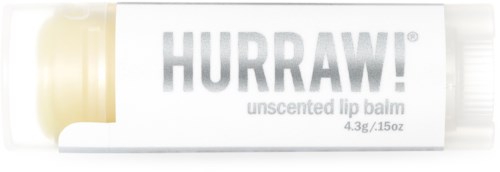 En vit läppbalsamtube märkt "HURRAW!" med ett transparent lock som visar balsamet inuti.