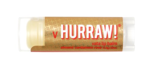 Läppbalsamrör märkt 'HURRAW!', mandel, kardemumma, ros, ingefära smak.