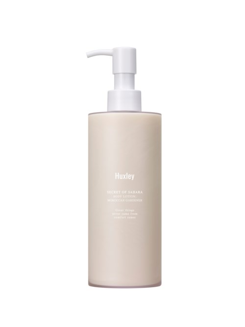 En beige flaske med hvit pumpe, merket 'Huxley' i liten skrifttype, brukt til hudpleie eller lotion.