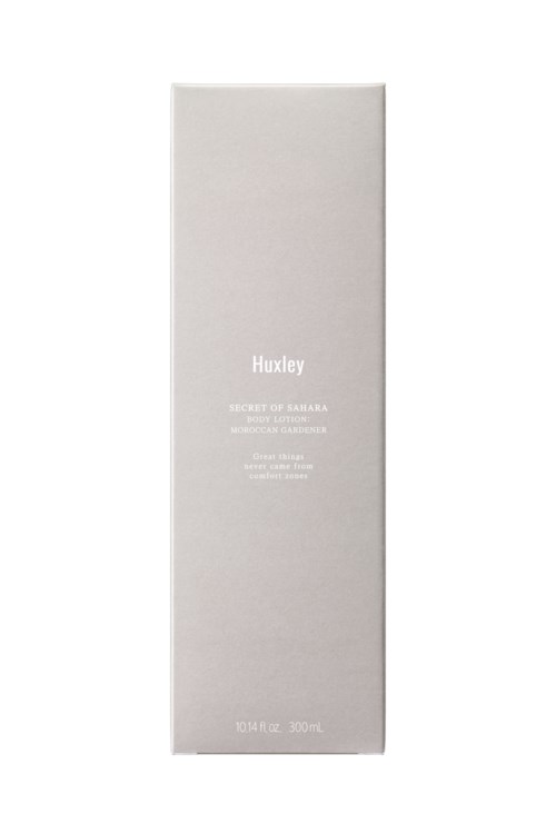 En lang hvit boks for Huxley hudpleieprodukt med liten tekst og enkel, minimalistisk design.