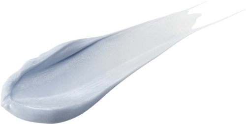 Een klodder witte cream uitgespreid met een gladde textuur, versmalt naar één punt.