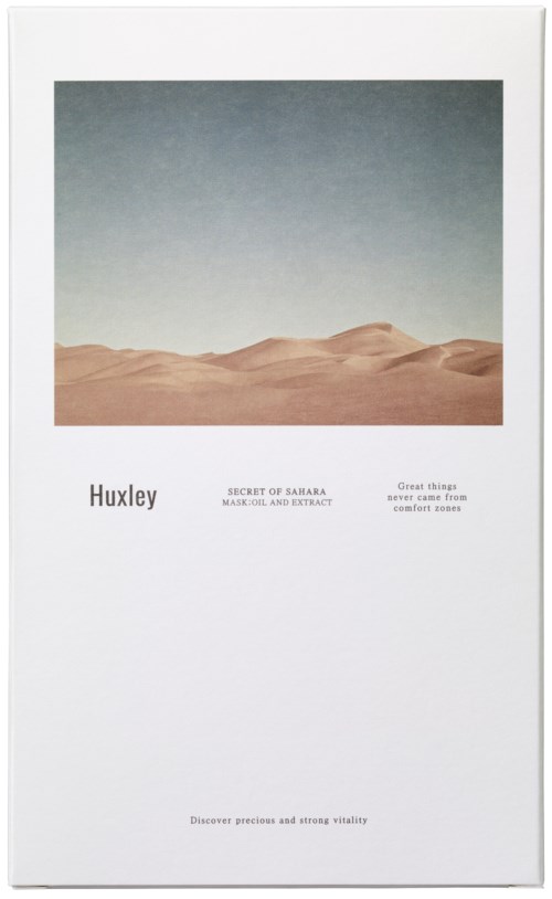 En hvit plakat med et lite ørkenlandskap øverst, og tekst om Huxley og Sahara nedenfor.