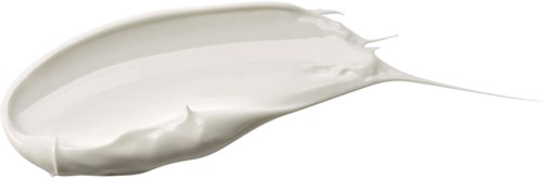 Witte crème met een gladde, romige textuur op een zwarte achtergrond.