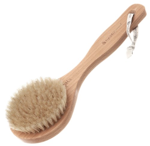 En trähandske med mjuka borstar och ett böjt handtag, har också en ögla för upphängning.