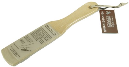 En ostekniv med treskaft, en buet metallblad og en merkelapp.