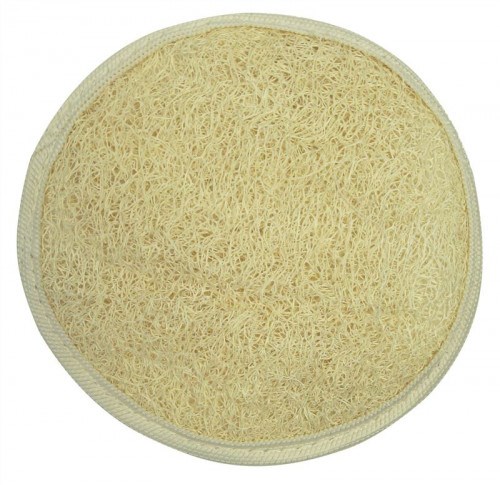 En rund, beige, texturerad rengöringssvamp med en något grov yta och en slät kant.