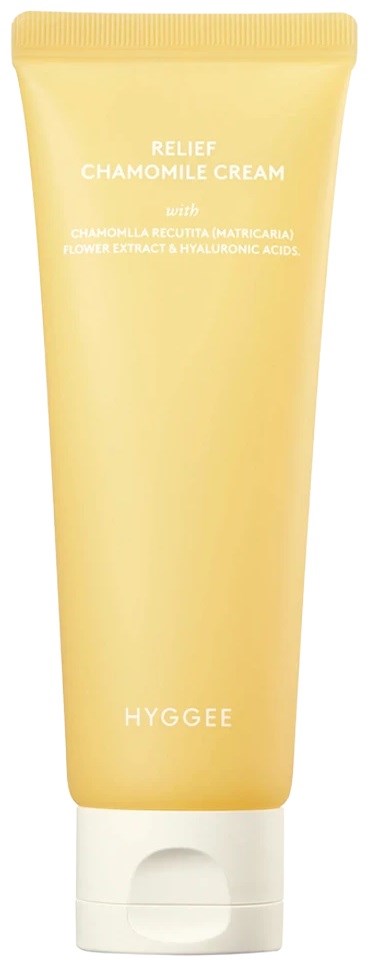 Een gele tube met kalmerende kamillecrème met witte tekst van het merk Hyggee.
