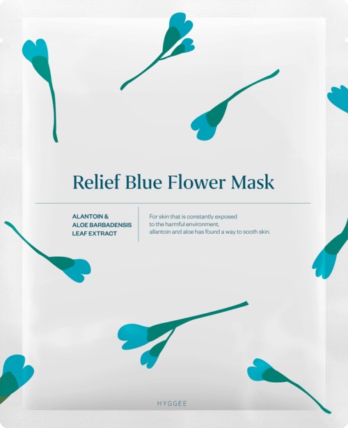 Ett paket för en blå blomster ansiktsmask med blå blomsterillustrationer och text som främjar hudlindrande fördelar.