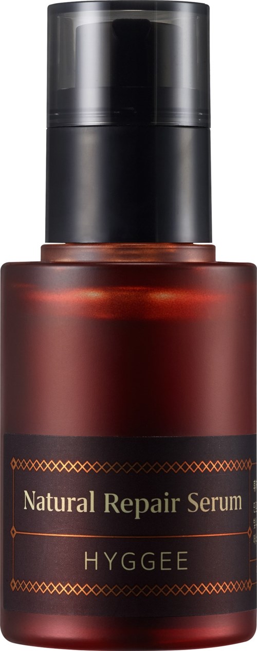 En mørkerød flaske med sort låg mærket 'Natural Repair Serum' af HYGGEE.