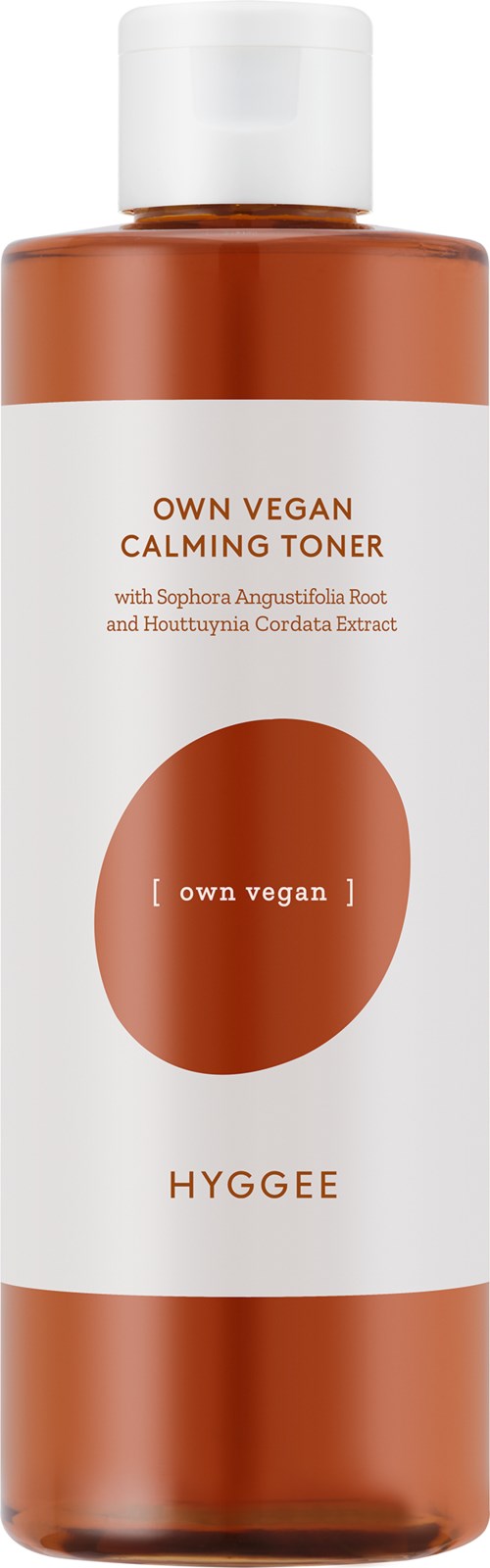 Bruine en witte fles met label 'Own Vegan Calming Toner' met tekst over ingrediënten en merk 'Hyggee'.