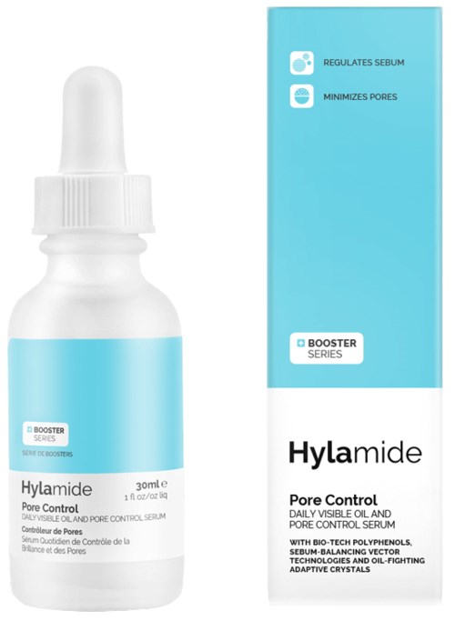 En liten hvit flaske med pipette og blå etikett ved siden av eske i blått og hvitt. Produktet heter Hylamide, for porekontroll.