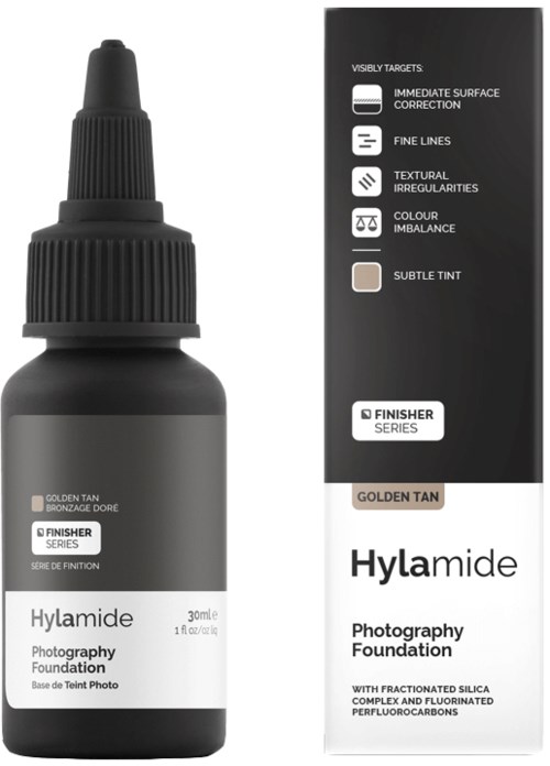 Bildens visar en svart flaska och förpackning av Hylamide Photography Foundation, används för makeup och fotoförbättring.