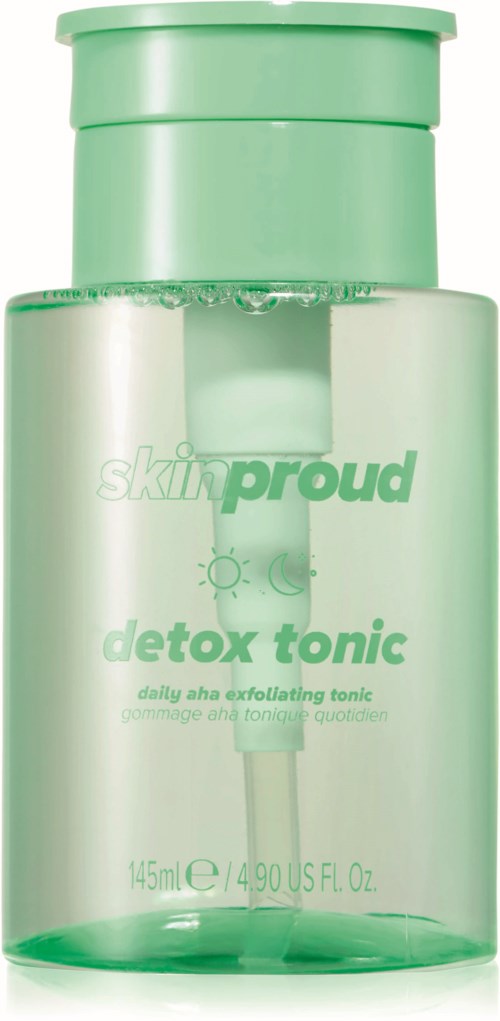En grøn flaske mærket 'skinproud detox tonic' til eksfoliering af huden, med gennemsigtige og grønne dele. Den indeholder 145 ml.