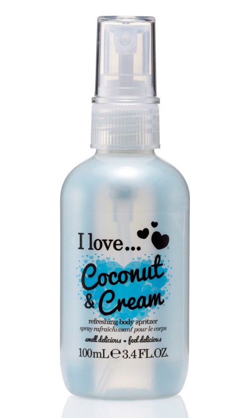 En liten, lyseblå sprayflaske med svart og blå tekst og hjerteillustrasjoner, merket "Coconut & Cream".