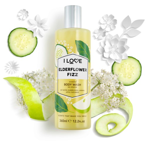 Body wash-flaska omges av gurkskivor, fläderblom, jasmin och gurkblommor med en frisk doftstil.