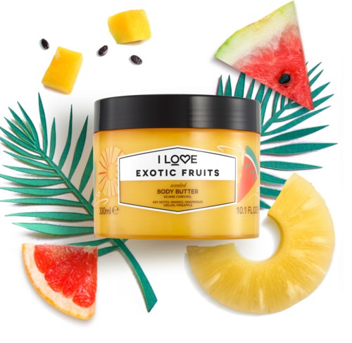 En gul body butter-krukke omgivet af vandmelon, ananas, palmeblade og små frugtstykker.