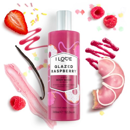Roze raspberry-geurige bodywash fles omgeven door aardbeien, frambozen, een koekje en framboos-snacks.