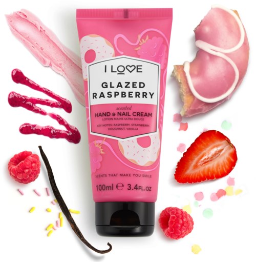 Rosa hand- och nagelkräm omgiven av bär, en glasskula och färgglad konfetti.