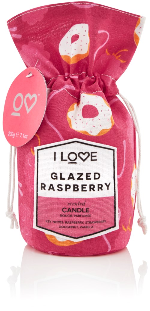 Rosa tygpåse med etiket för hallonsmakande ljus och en etikett med hjärtan och kärleksymboler.