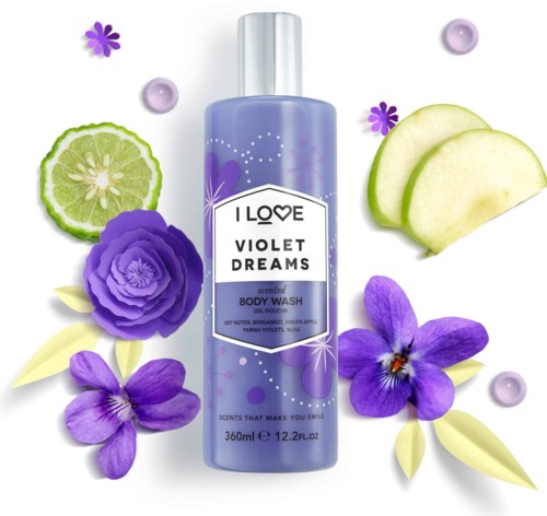 En violett kroppstvättflaska omgiven av lila blommor, citronskivor och lila pärlor och skivor.