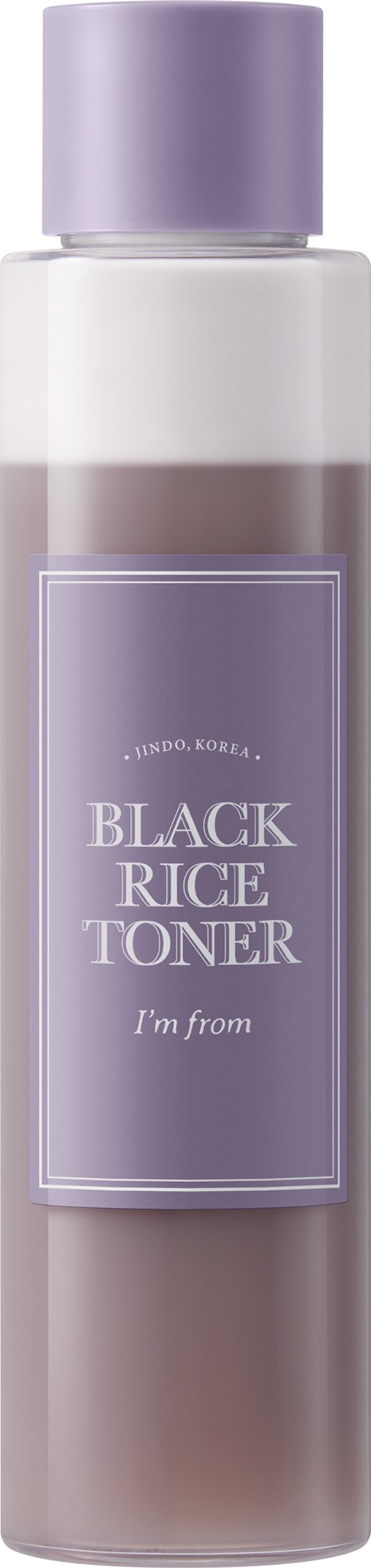 En lang, klar flaske med lilla låg, mærket 'Black Rice Toner,' indeholder en mørk væske.