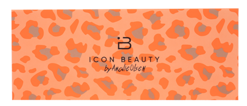 Ett skönhetsvarumärkes logo med leopardmönstrad bakgrund i orange, svart och beige med text i svart och rött.