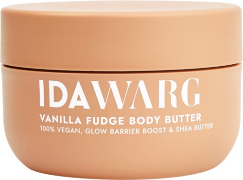 Pyöreä, persikanvärinen rasia IDAWARG Vanilla Fudge Body Butter, jossa valkoinen teksti vegaanisista ainesosista ja sheavoista.
