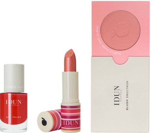 Läppstift visas tillsammans med nagellack och rouge i rosa nyanser, alla från IDUN Minerals.