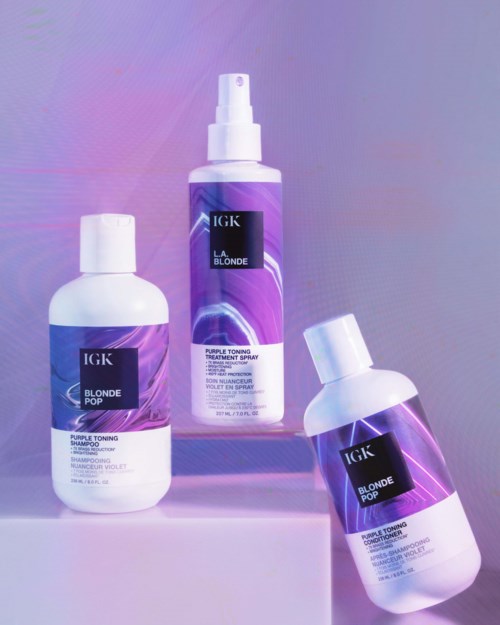 Drei Flaschen Haarpflegeprodukte mit lila Beschriftung, Spray, Shampoo und Conditioner. Alle von IGK, La Blonde.