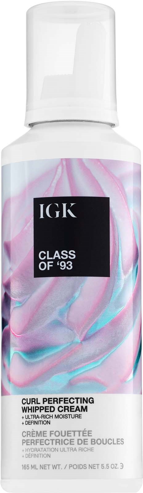 Eine weiße Flasche mit einer pink-blauen Wirbelmusterbeschriftung. Es ist für eine Lockencreme namens IGK Class of '93.