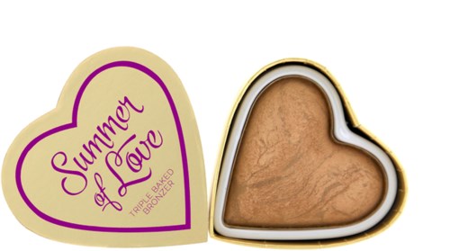 Produkt do makijażu w kształcie serca z opakowaniem z napisem "Summer of Love" i bronzerem.