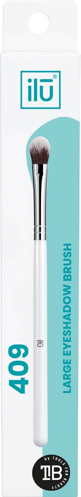 Grote oogschaduwborstel in witte handvatverpakking met een teal en witte label. Tekst bevat 'ilū', '409' en 'LARGE EYE SHADOW BRUSH.'