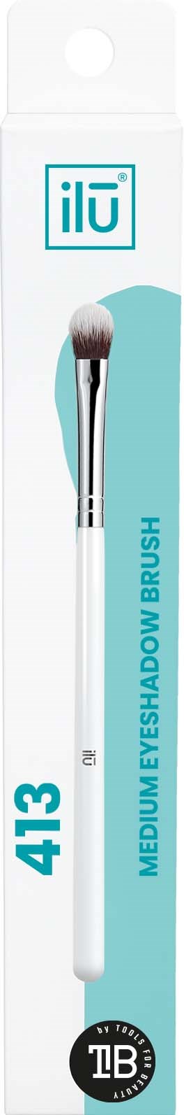 En sminkborste med mjuka borstar i ett vitt och blått paket märkt "Medium Eyeshadow Brush."