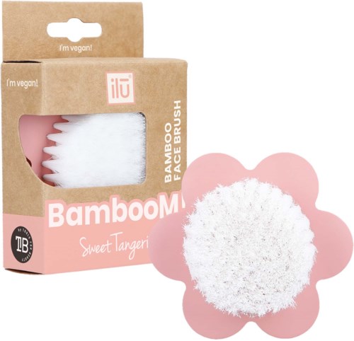 Bambuluun kasvopuhdistusharja vaaleanpunaisessa pakkauksessa, jonka muoto muistuttaa kukkaa, ja harja näkyy ikkunasta. Teksti: 'BambooM', 'Sweet Tangeri'.