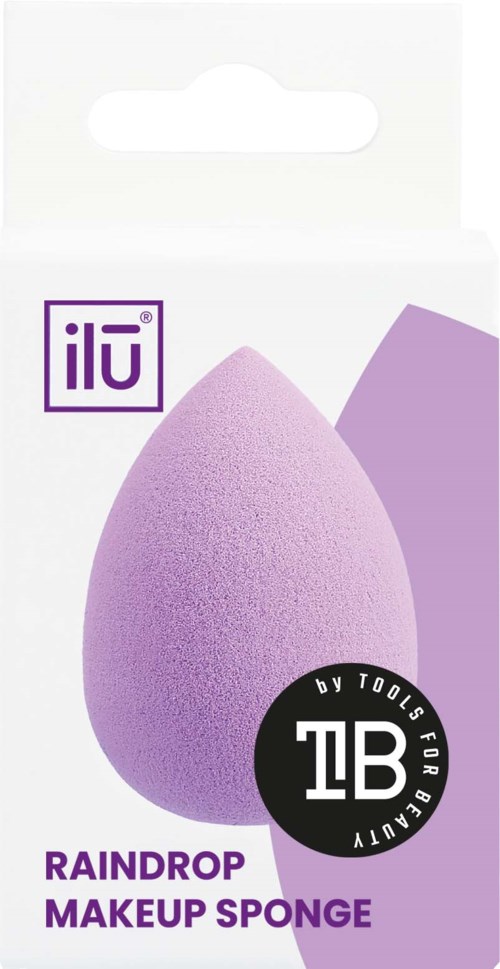 En lilla makeup-svamp på en hvit emballasje, med merke og produktsinformasjon. Svampen har en tårekshape.